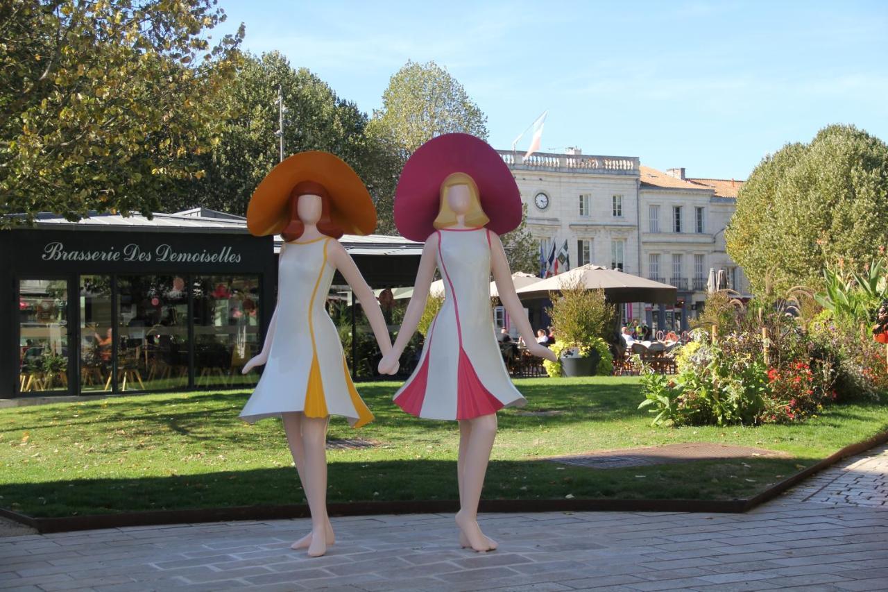 Les Demoiselles De Rochefort Esterno foto